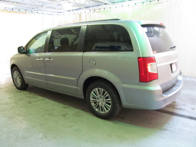 chrysler town and country 2013 silver van touring l flex fuel 6 cylinders front wheel drive automatic 44883