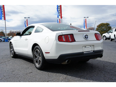ford mustang 2011 white coupe v6 premium gasoline 6 cylinders rear wheel drive automatic 28677