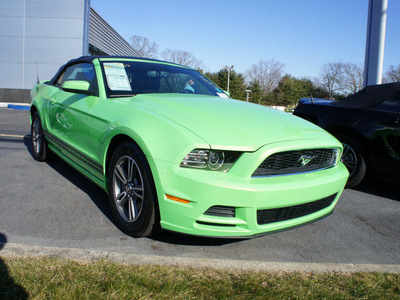 ford mustang 2013 green v6 premium gasoline 6 cylinders rear wheel drive automatic 08753