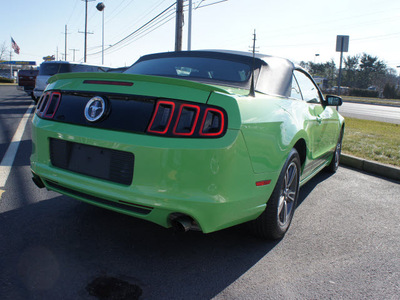 ford mustang 2013 green v6 premium gasoline 6 cylinders rear wheel drive automatic 08753