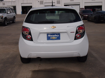 chevrolet sonic 2013 off white hatchback lt auto gasoline 4 cylinders front wheel drive automatic 77090