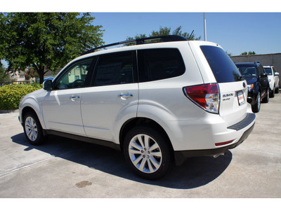 subaru forester 2013 white wagon 2 5x premium gasoline 4 cylinders all whee drive automatic 77099