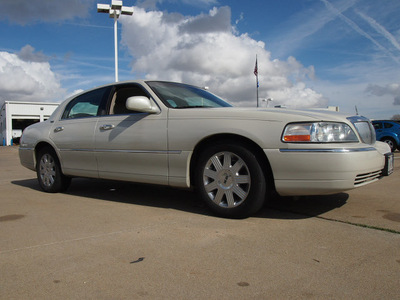 lincoln town car 2005 silver sedan signature gasoline 8 cylinders rear wheel drive automatic 77505