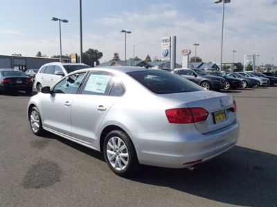 volkswagen jetta 2013 silver sedan 2 5l se w convenience and sunroof gasoline 5 cylinders front wheel drive not specified 99336