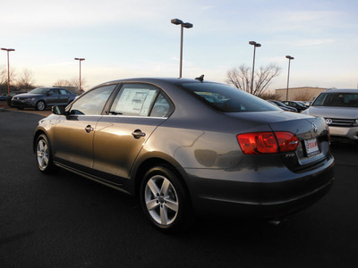 volkswagen jetta 2013 gray sedan tdi diesel 4 cylinders front wheel drive 6 speed automatic 46410