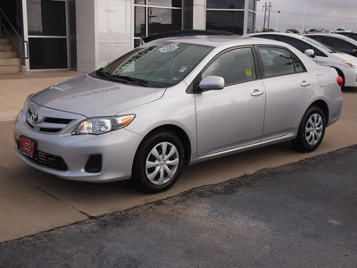 toyota corolla 2011 silver sedan le gasoline 4 cylinders front wheel drive automatic with overdrive 77802