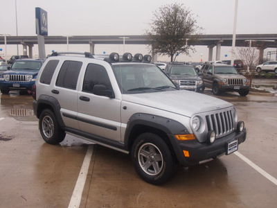 jeep liberty 2006 silver suv renegade gasoline 6 cylinders rear wheel drive automatic 76137