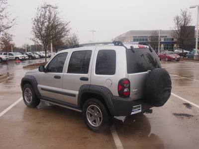 jeep liberty 2006 silver suv renegade gasoline 6 cylinders rear wheel drive automatic 76137