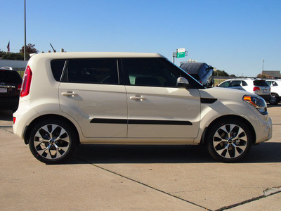 kia soul 2013 beige hatchback soul! gasoline 4 cylinders front wheel drive automatic 75150