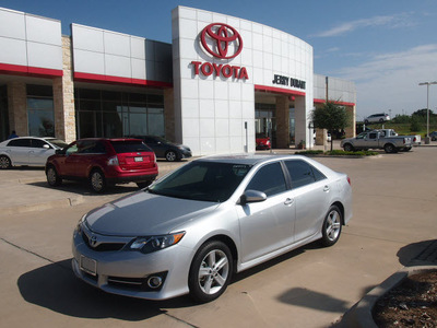 toyota camry 2012 silver sedan se gasoline 4 cylinders front wheel drive 6 speed automatic 76049