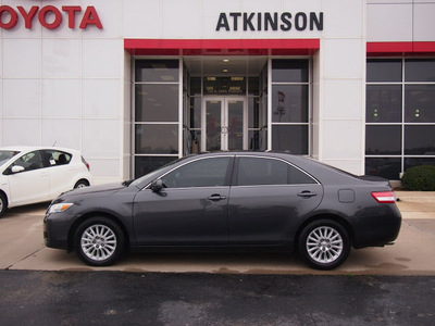 toyota camry 2011 gray sedan xle v6 6 cylinders automatic with overdrive 77802