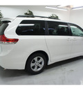 toyota sienna 2013 white van le 8 passenger 6 cylinders automatic 91731