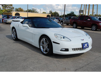 chevrolet corvette 2005 white gasoline 8 cylinders rear wheel drive automatic with overdrive 77627