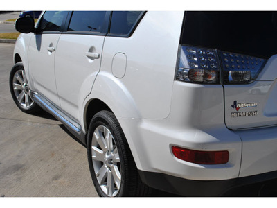 mitsubishi outlander 2010 white suv se gasoline 4 cylinders front wheel drive cont  variable trans  78233