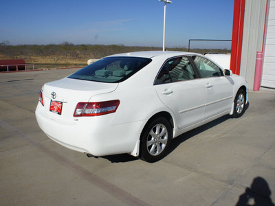 toyota camry 2010 white sedan le gasoline 4 cylinders front wheel drive automatic 75110