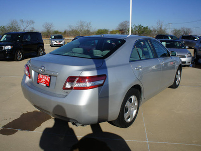 toyota camry 2010 silver sedan le gasoline 4 cylinders front wheel drive automatic 75110