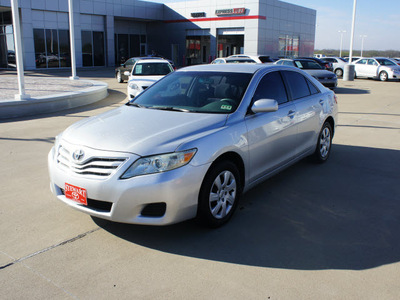 toyota camry 2010 silver sedan le gasoline 4 cylinders front wheel drive automatic 75110