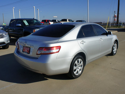 toyota camry 2010 silver sedan le gasoline 4 cylinders front wheel drive automatic 75110