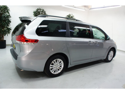 toyota sienna 2013 silver van xle 8 passenger gasoline 6 cylinders front wheel drive automatic 91731