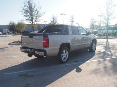 chevrolet avalanche 2008 gold suv lt gasoline 8 cylinders 2 wheel drive automatic 76137