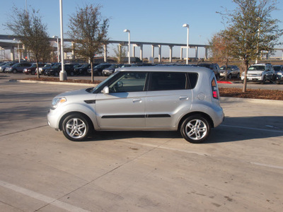 kia soul 2010 silver hatchback gasoline 4 cylinders front wheel drive automatic 76137