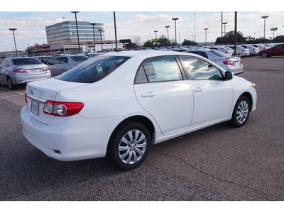 toyota corolla 2013 white sedan le gasoline 4 cylinders front wheel drive automatic 77074