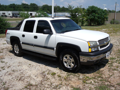 chevrolet avalanche 2004 white 1500 gasoline 8 cylinders rear wheel drive automatic 75606