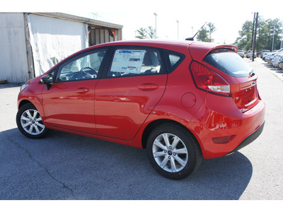 ford fiesta 2013 red hatchback se gasoline 4 cylinders front wheel drive not specified 77539