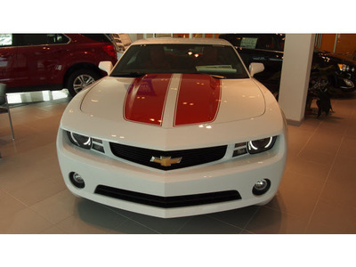 chevrolet camaro 2013 white coupe 2lt gasoline 6 cylinders rear wheel drive automatic 32086