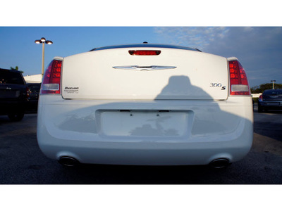 chrysler 300 2013 bright white sedan s 8 cylinders automatic 33157