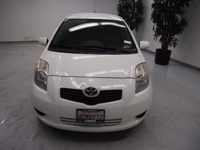 toyota yaris 2007 white hatchback gasoline 4 cylinders front wheel drive automatic 91731