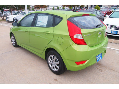 hyundai accent 2013 lt  green hatchback gs gasoline 4 cylinders front wheel drive automatic 77074