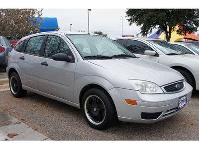 ford focus 2005 silver hatchback zx5 se gasoline 4 cylinders front wheel drive automatic 78748