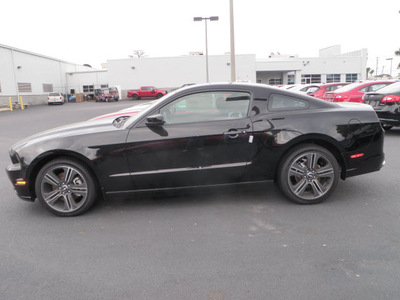 ford mustang 2013 black coupe v6 gasoline 6 cylinders rear wheel drive automatic 32401