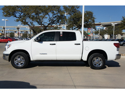 toyota tundra 2011 white gasoline 8 cylinders 2 wheel drive automatic 78232