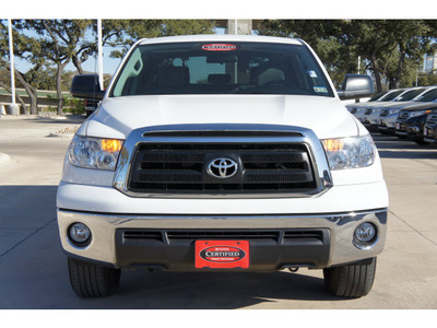 toyota tundra 2011 white gasoline 8 cylinders 2 wheel drive automatic 78232