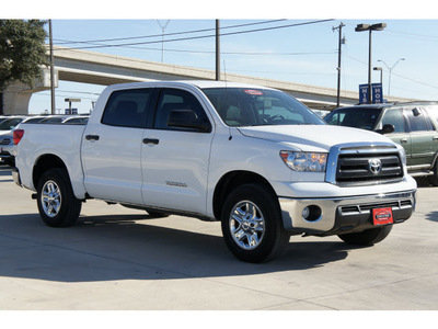 toyota tundra 2011 white gasoline 8 cylinders 2 wheel drive automatic 78232