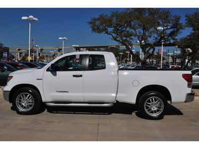 toyota tundra 2011 white grade gasoline 8 cylinders 2 wheel drive automatic 78232