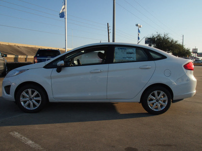 ford fiesta 2013 white sedan se gasoline 4 cylinders front wheel drive automatic 77521