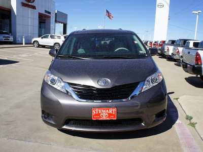 toyota sienna 2013 dk  gray van le 8 passenger gasoline 6 cylinders front wheel drive automatic 75110