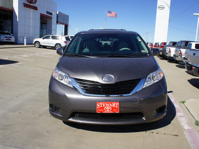 toyota sienna 2013 dk  gray van le 8 passenger gasoline 6 cylinders front wheel drive automatic 75110