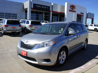 toyota sienna 2013 silver van le 8 passenger gasoline 6 cylinders front wheel drive automatic 75110