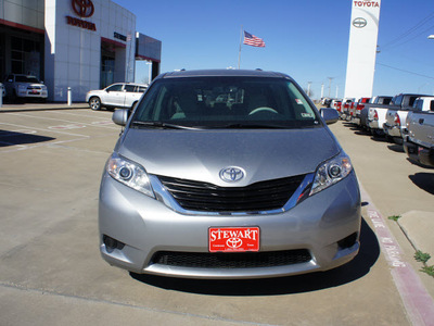 toyota sienna 2013 silver van le 8 passenger gasoline 6 cylinders front wheel drive automatic 75110