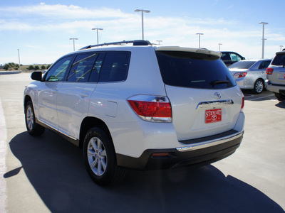 toyota highlander 2013 white suv plus gasoline 6 cylinders front wheel drive automatic 75110