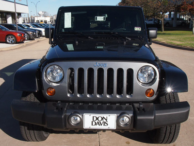 jeep wrangler unlimited 2013 black suv freedom edition gasoline 6 cylinders 4 wheel drive automatic 76011