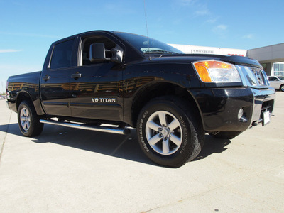 nissan titan 2010 black se 4x4 flex fuel 8 cylinders 4 wheel drive automatic 77521