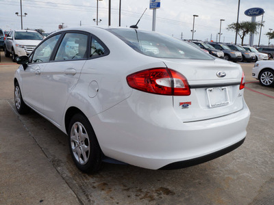 ford fiesta 2013 white sedan 4dr sdn s gasoline 4 cylinders front wheel drive 4 speed automatic 75070