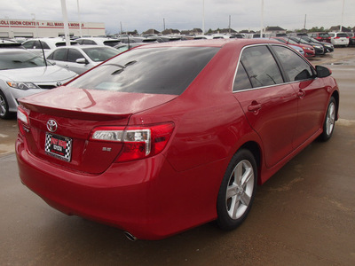 toyota camry 2013 red sedan se gasoline 4 cylinders front wheel drive automatic 77469