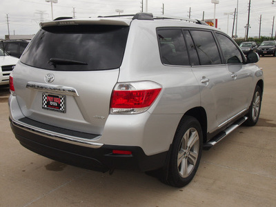 toyota highlander 2013 silver suv limited gasoline 6 cylinders all whee drive automatic 77469