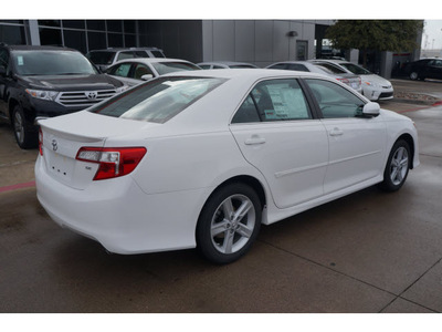 toyota camry 2013 white sedan se gasoline 4 cylinders front wheel drive automatic 76053